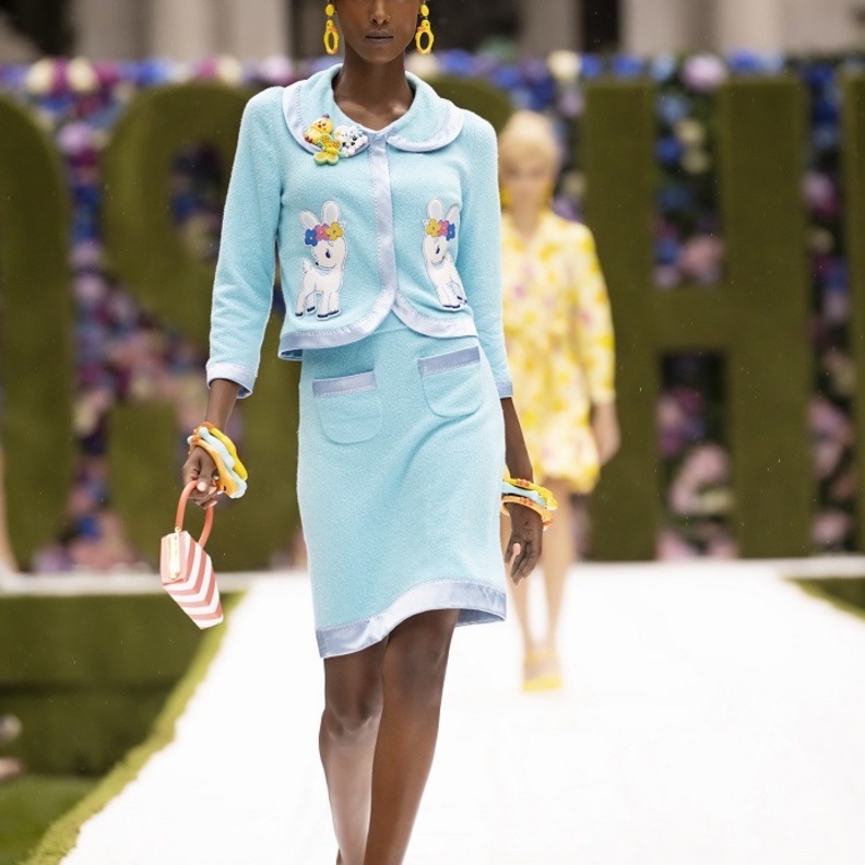 تنسيق اللّون الأزرق الفاتح لإطلالة لافتة وحيوية من Moschino