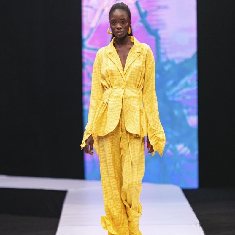 إطلالات بألوان نارية بأسلوب الطقم المميّز من Niuku