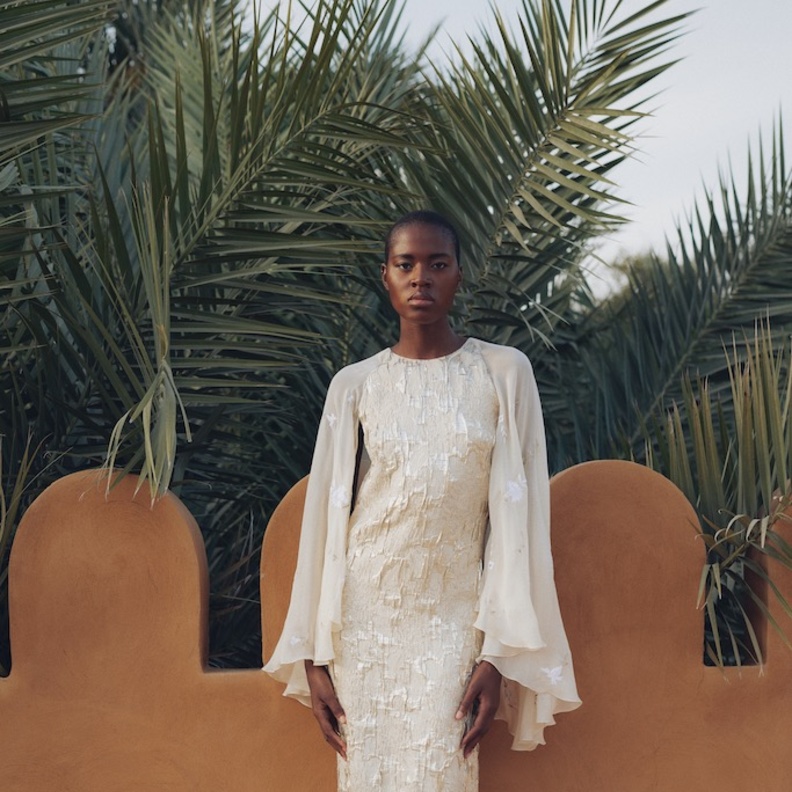 جلابيات وعبايات باللون الأبيض للصبايا لإطلالة مشرقة في رمضان 2022