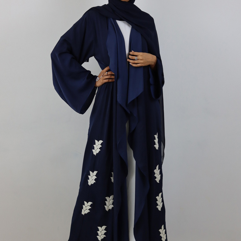 موديلات عبايات كحلية وبيضاء للصبايا في رمضان 2022