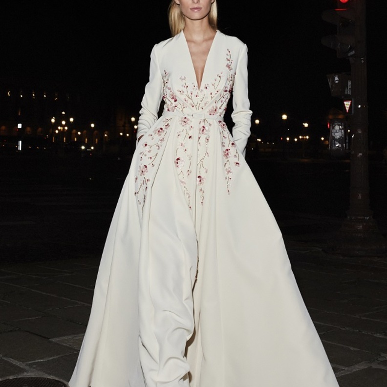 تصاميم جمبسوت عصرية فخمة باللّون الأبيض من Rami El Ali