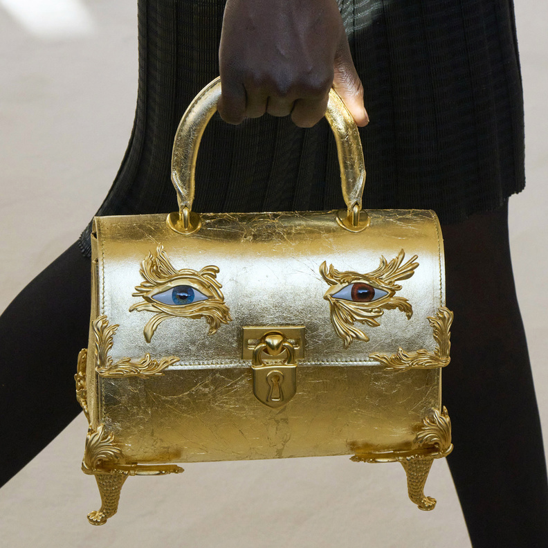 أكسسوارات أنيقة باللون الذهبي للعبايات في رمضان 2022