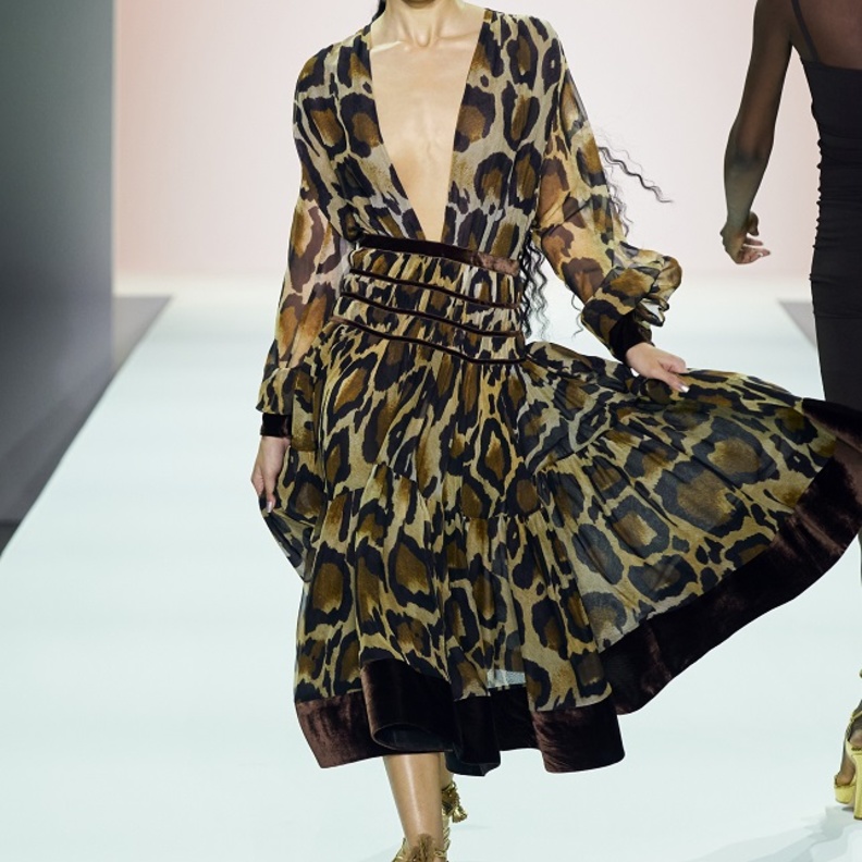 موديلات فساتين ميدي للوك جذاب وساحر بنقشة الفهد من Sergio Hudson