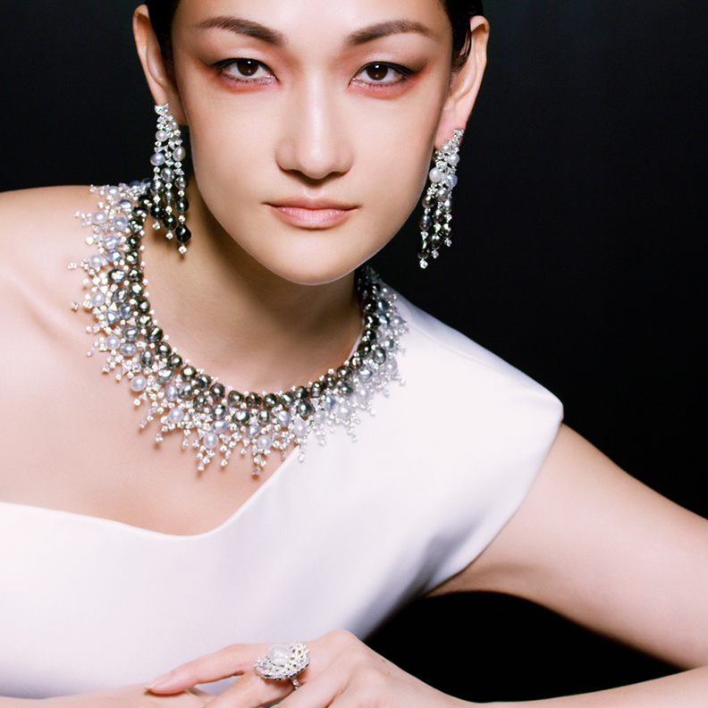 أروع المجوهرات المرصعة بالأحجار الكريمة السوداء