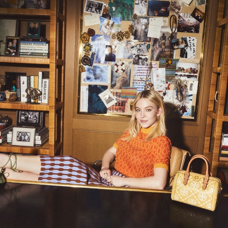 SYDNEY SWEENEY، سفيرة العلامة التجارية لشركة TORY BURCH