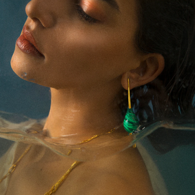 أقراط من تصميم ألكسندرا حكيم