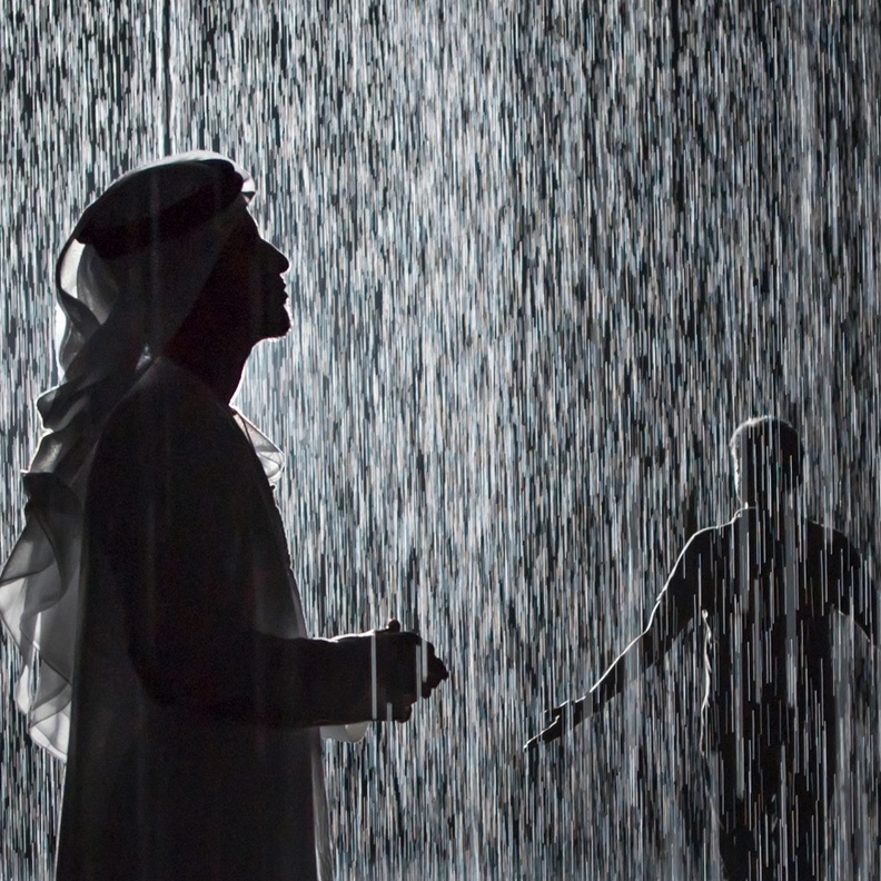 الغرفة الماطرة.. تجربة معايشة غامرة بالسعادة في عالم الأمطار بالشارقة