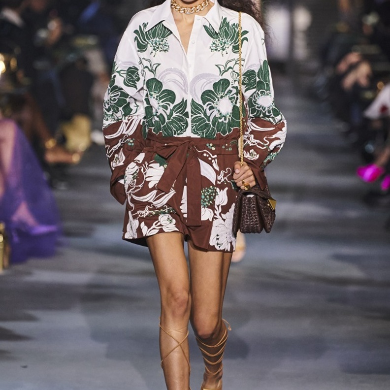 تنسيق لوك كاجوال شيك للصيف بأسلوب Valentino اللاّفت