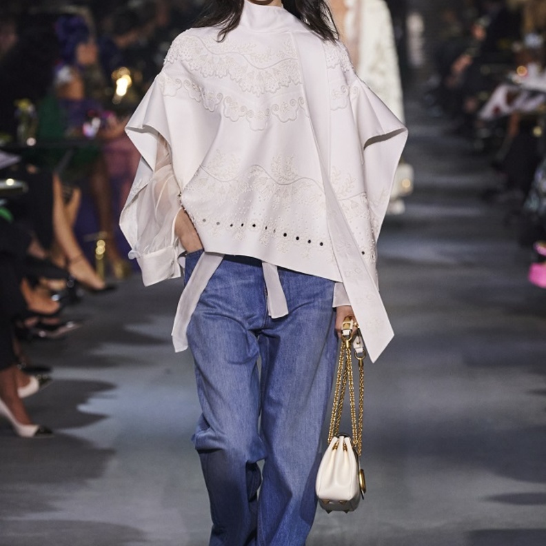 أزياء بسيطة ومريحة للوك لافت بأسلوب Valentino المميّز