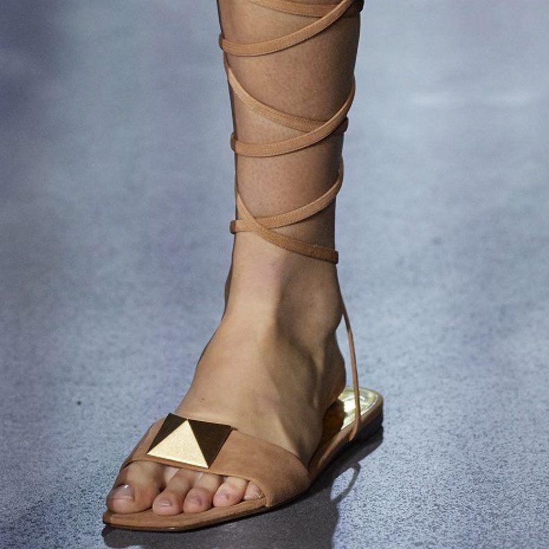 موديلات أحذية بالكعب المسطح بشرائط عالية من Valentino