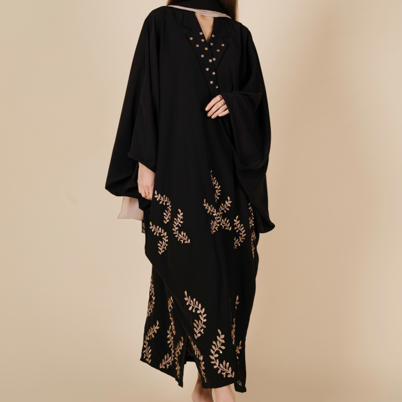 الذهبي الجذاب بعباية سوداء أنيقة من تصميم WA Dubai