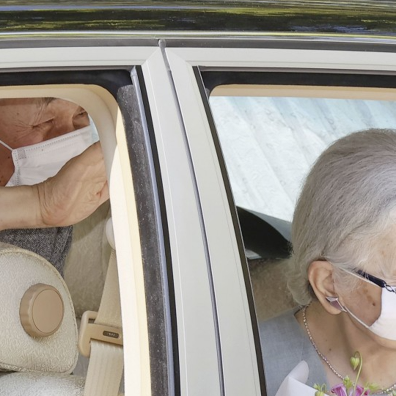 إمبراطور وإمبراطورة اليابان السابقان ينتقلان من مقر إقامتهما الحالي