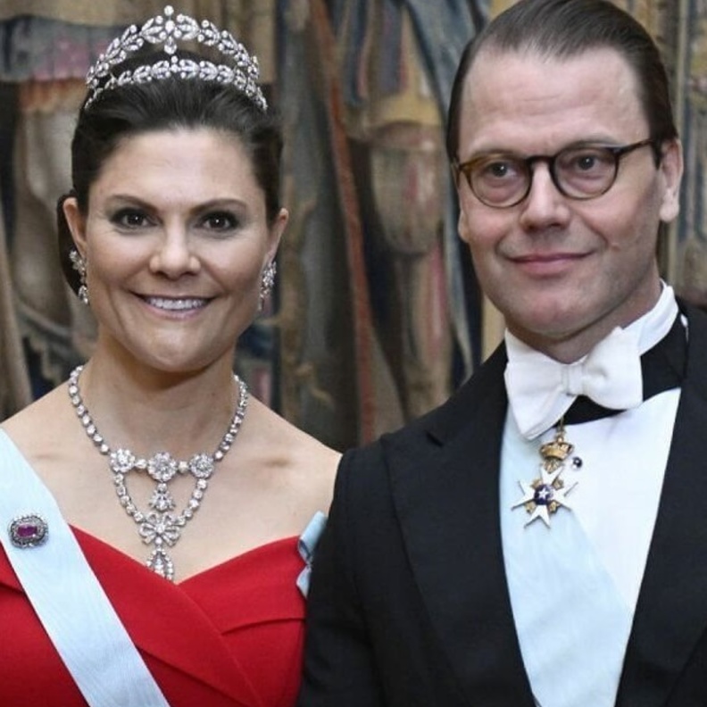 تيجان سيدات العائلة المالكة السويدية بالحفل الدبلوماسي في استكهولم