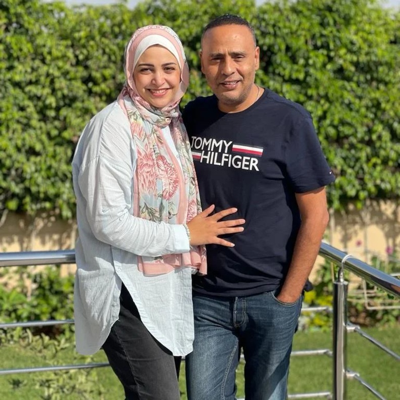 محمود عبد المغني وزوجته 