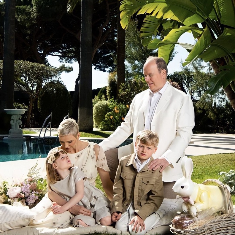 الأميرة تشارلين تظهر في الصور الجديدة للعائلة الحاكمة لإمارة موناكو بمناسبة عيد الفصح