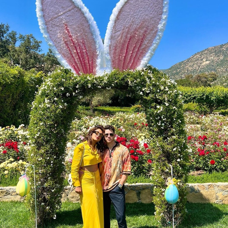 طفلة بريانكا تشوبرا تظهر في صور للنجمة وزوجها 