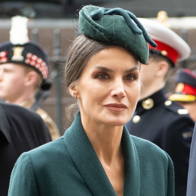 الملكة ليتيزيا بمجوهرات ملكية ناعمة في الذكرى الأولى لوفاة الأمير فيليب