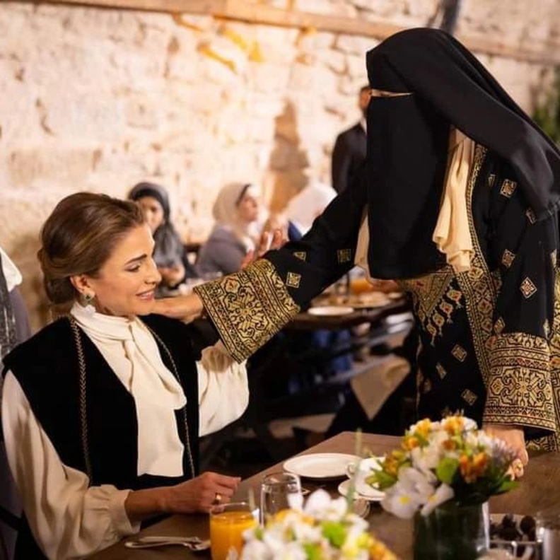 الملكة رانيا تحضر حفل إفطار للسيدات في الكرك