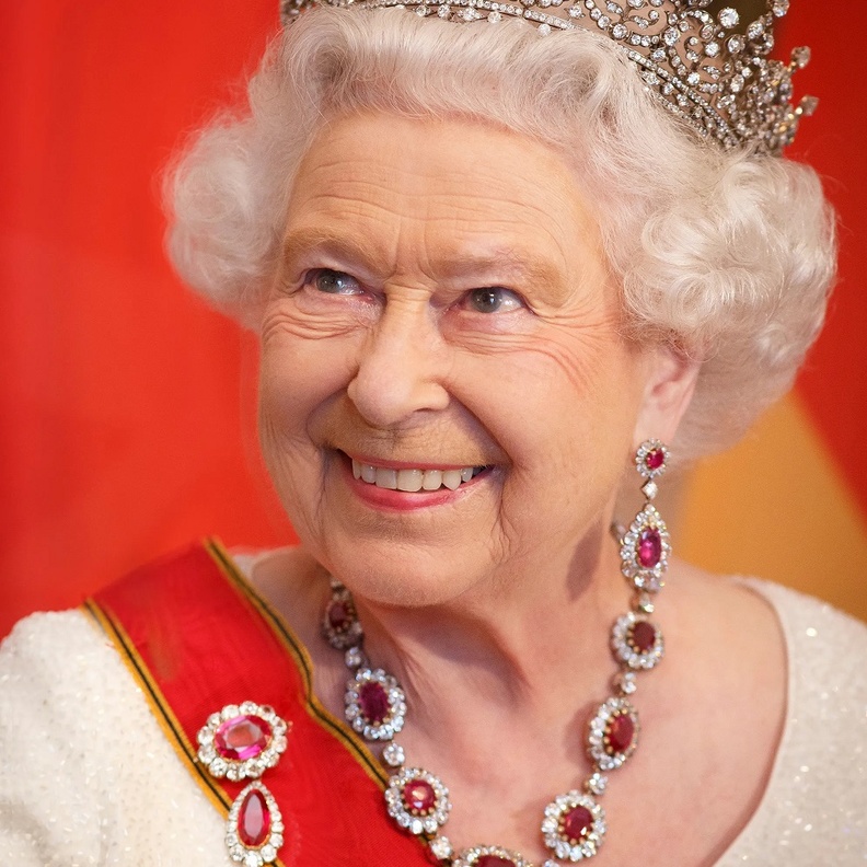 أفخم مجوهرات الملكة إليزابيث الخالدة