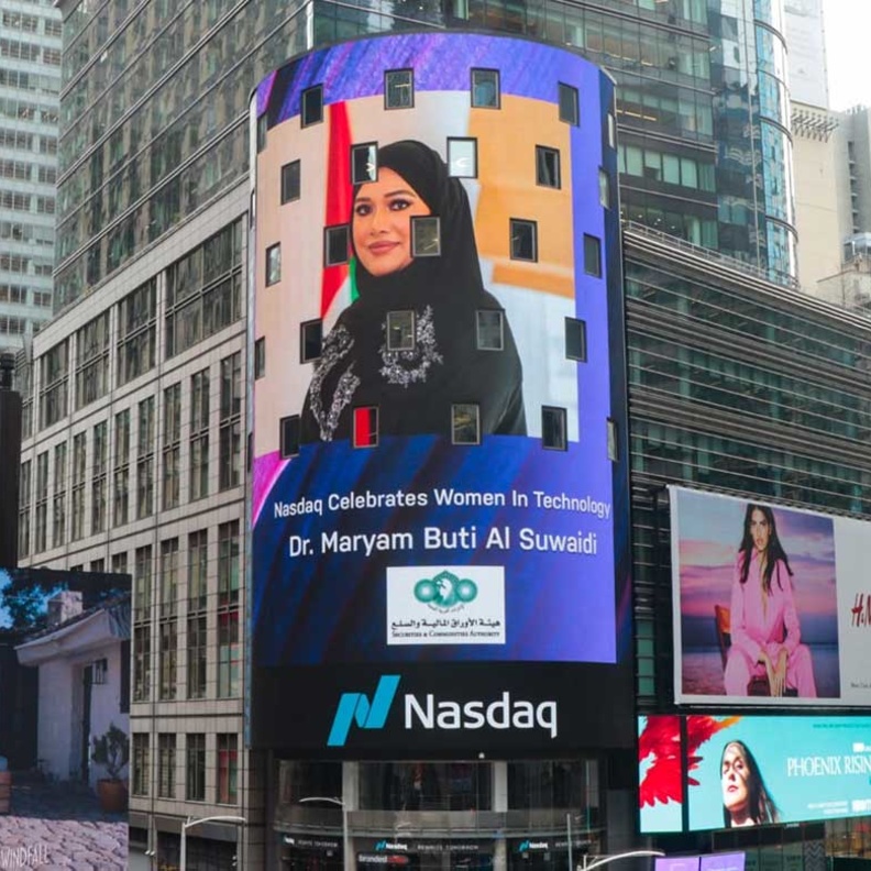 بورصة ناسداك تحتفي بالدكتورة الإماراتية مريم بطي السويدي بهذه الطريقة المميزة