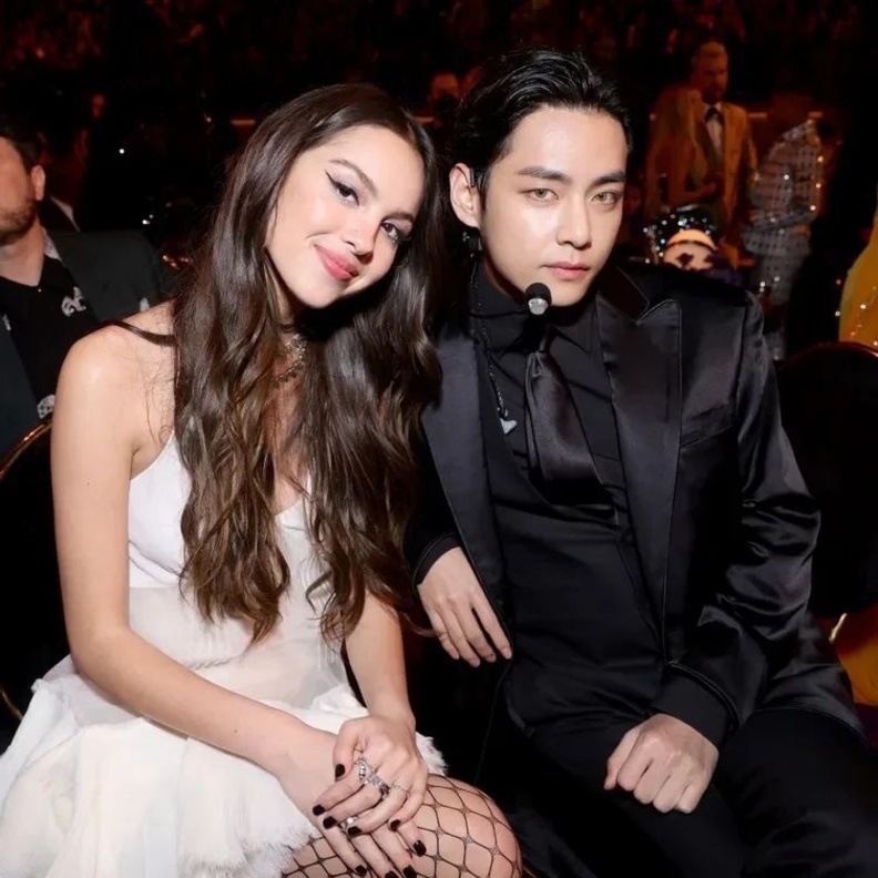 V نجم فرقة BTS واوليفيا رودريغو