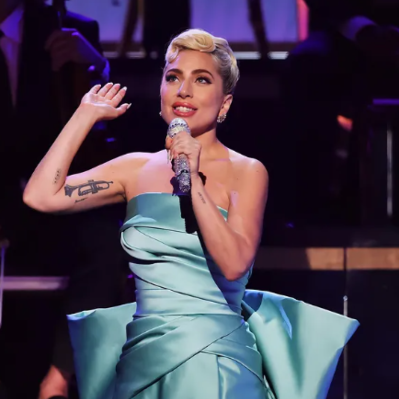 ليدي غاغا بفستان من تصميم إيلي صعب