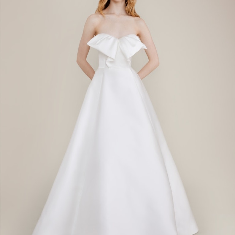 فساتين زفاف ناعمة لربيع 2023 من اسبوع الموضة العرائسي