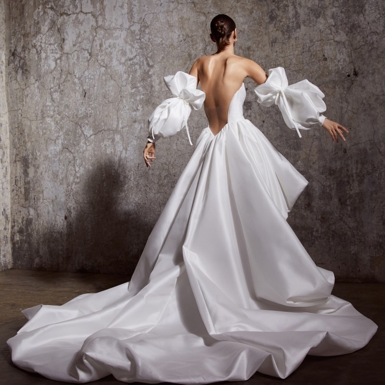 فساتين زفاف بصيحة الظهر المكشوف من أسبوع الموضة العرائسي 2023