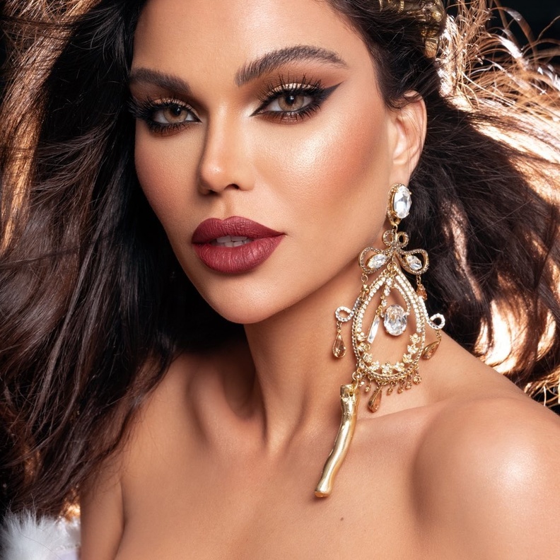 أفكار مكياج برغندي ذهبي لعروس ربيع 2022