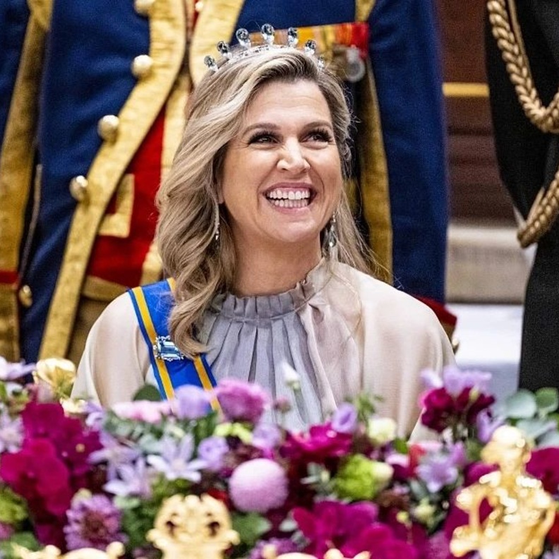 الملكة ماكسيما تظهر بتاج ملكي مبهر في مهمة رسمية جديدة