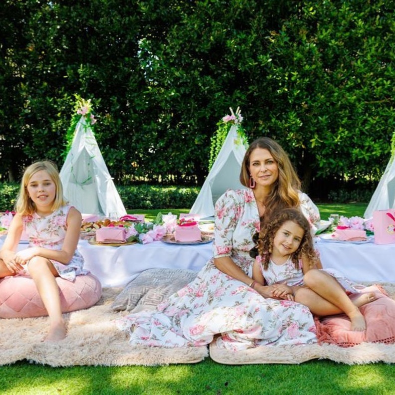 الأميرة مادلين تنشر صورة رسمية جديدة بصحبة ابنتيها