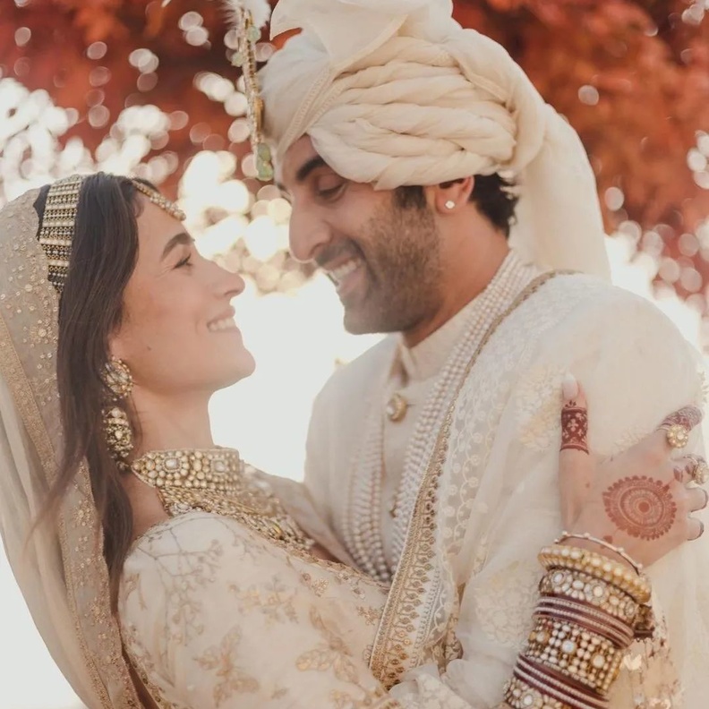 شاهدي المجوهرات وخاتم الخطبة الماسي المبهر الذي تزينت به عليا بهات في حفل زفافها