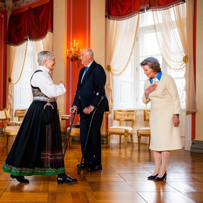 الملك هارالد والملكة سونيا يستضيفان حفل استقبال للحاصلين على ميداليات الملك للاستحقاق