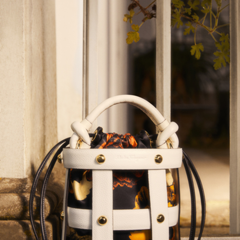 حملة Ferragamo ADV لربيع-صيف 2022: صيف ملؤه الجمال والفرص