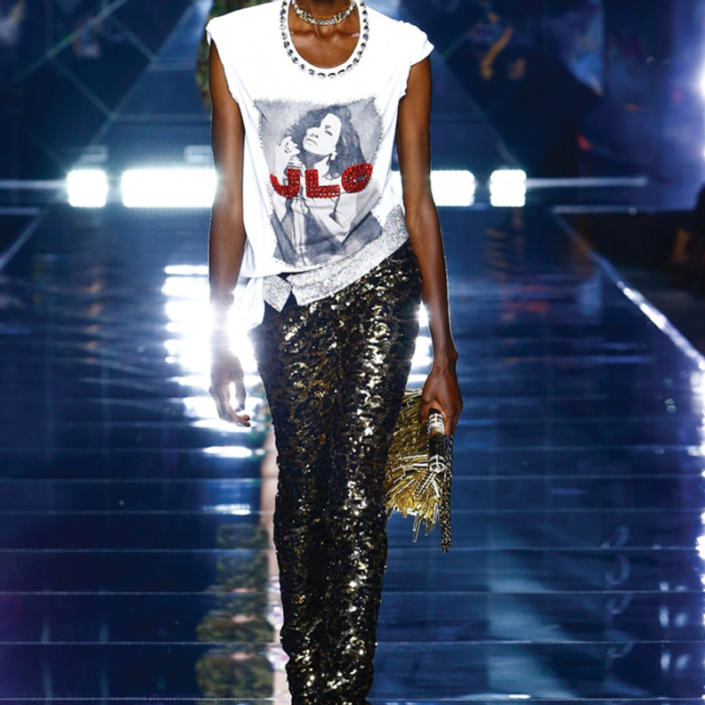 اكتشفي تشكيلة دولتشي آند غابانا من الأزياء النسائية لموسم ربيع وصيف 2022 