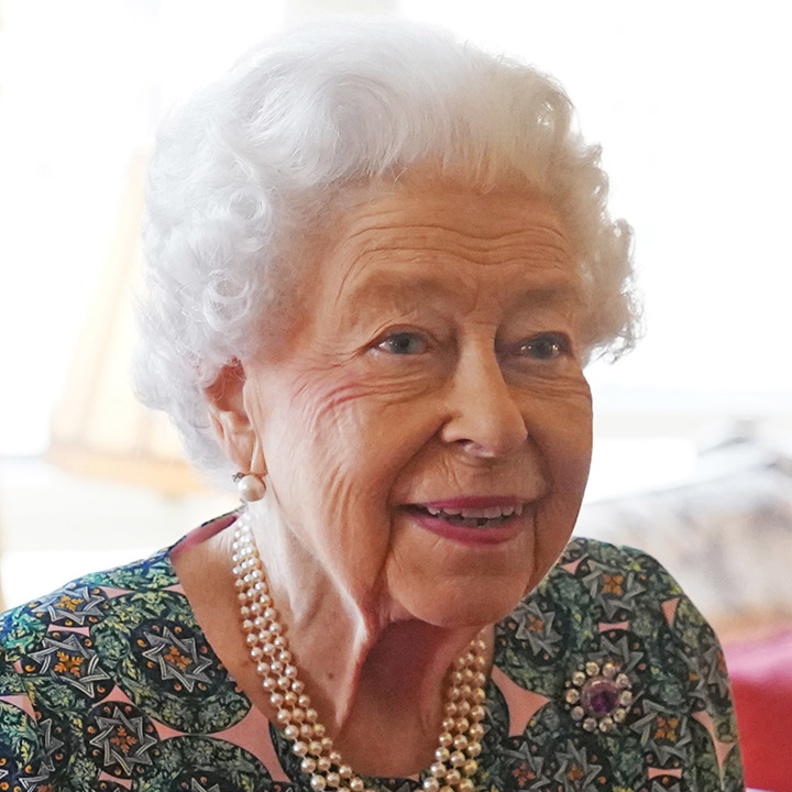 الملكة عانت من صعوبات كبيرة في تصفيف شعرها خلال فترة الإغلاق العام