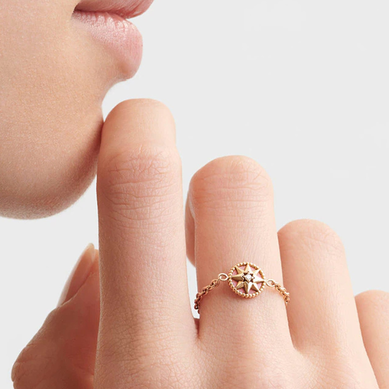 أبرز موديلات خواتم سلسلة للتكديس بنعومة في نهار الربيع