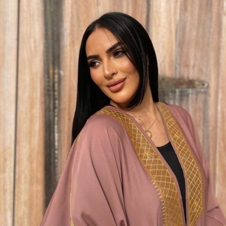 أجمل إطلالات الفاشينيستا السعودية "آية فيصل" بالعبايات الملونة الصيفية