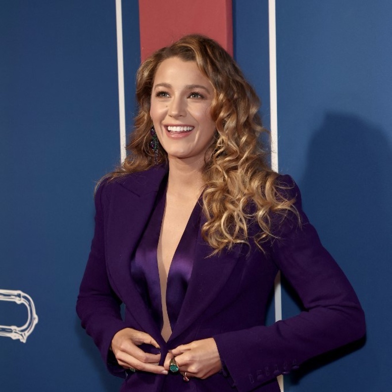 موديلات بدلات نسائية راقية من وحي بليك ليفلي