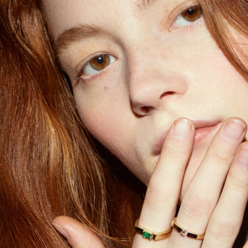 أجمل تصاميم الخواتم المفتوحة والمرصعة بالزمرد