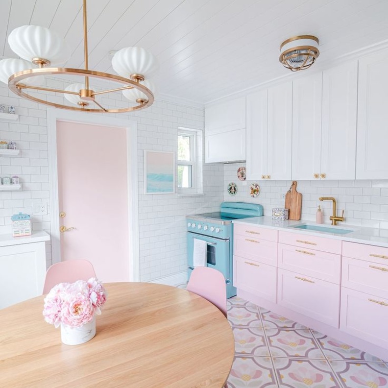 أجهزة كهربائية ملونة في ديكورات مطابخ عصرية