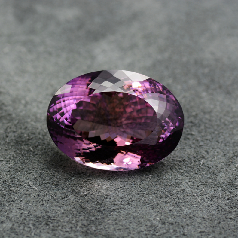 أحجار كريمة باللون الأرجواني