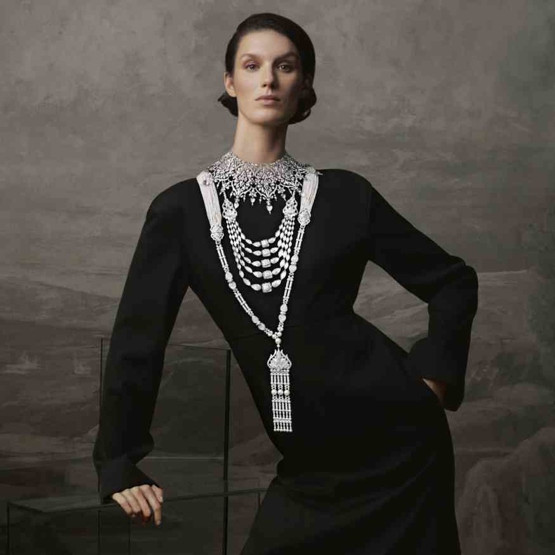 أروع القلادات الطويلة من أحدث مجموعات المجوهرات