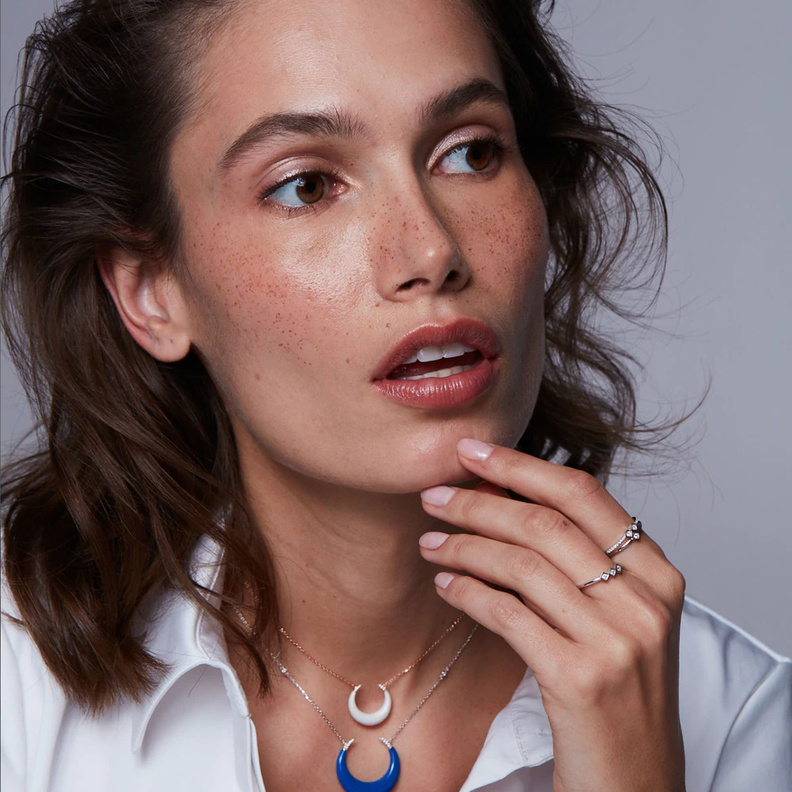 أروع المجوهرات المزينة بالإناميل لإطلالات يومية جذابة