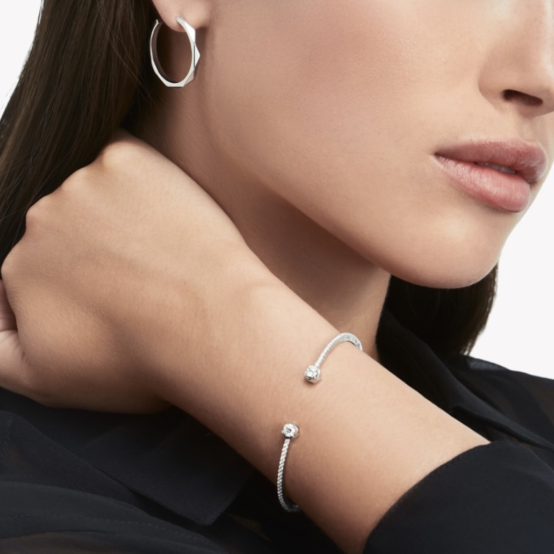 أساور مرصعة بالألماس والذهب الأبيض