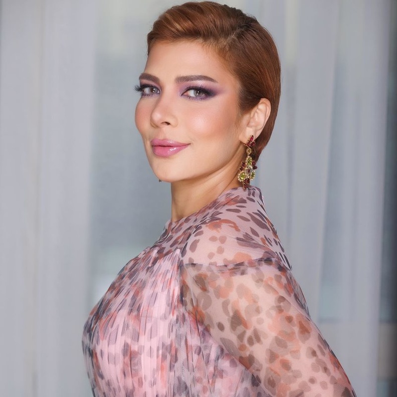 أصالة باقراط اذن مرصّعة بالأحجار الكريمة المتدلية.