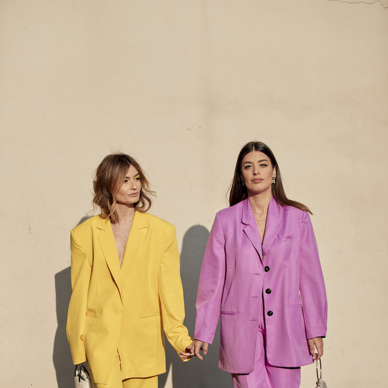 بدلات نسائية صيفية لاطلالات تجمع بين الأناقة والعصرية 