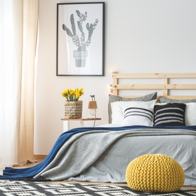 ألوان براقة بلمسات بسيطة في ديكور غرفة نوم مودرن