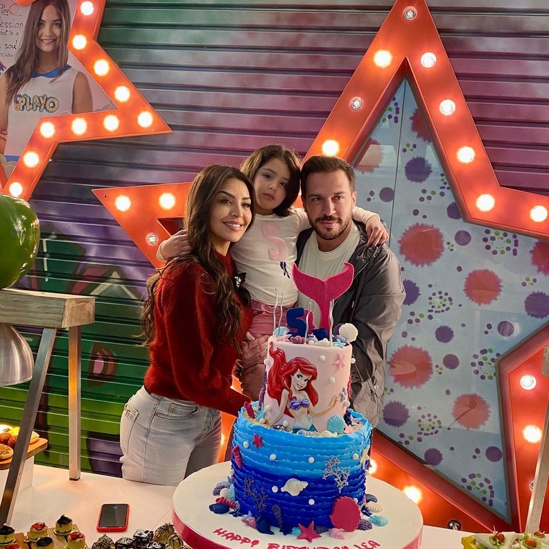 أمل بوشوشة مع زوجها وابنتها- انستغرام الفنانة