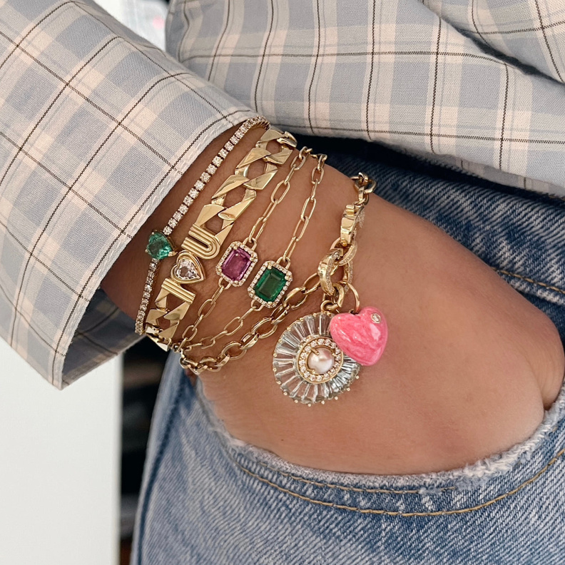 أناقة وجاذبية في إطلالتك اليومية العادية مع الأساور المرصعة بالزمرد